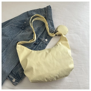 Dettaglio borsa hobo gialla in velluto a coste con mini pochette rotonda rimovibile