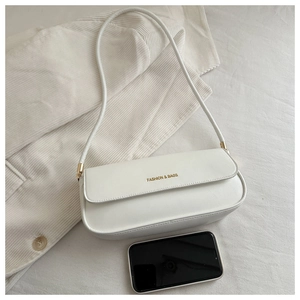 Detailansicht der weißen Leder-Schultertasche mit Goldschrift und Handy als Vergleich