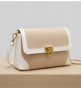 Détail du sac à main bicolore en tissu avec coutures premium et boucle métallique dorée