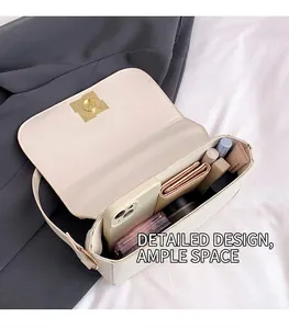 Detail van het ruime interieur van deze beige crossbodytas voor dagelijkse benodigdheden
