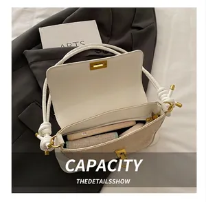 Vue intérieure montrant la capacité du sac baguette en cuir crème et toile beige