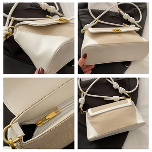 Détails des coutures contrastées, du tissu texturé et des ferrures dorées du sac à bandoulière