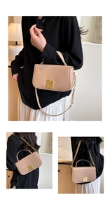 Vue détaillée du petit sac carré marron clair avec sa boucle géométrique dorée élégante