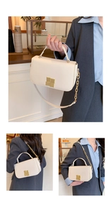 Détails du sac bandoulière crème avec boucle dorée et bandoulière en chaîne cuir