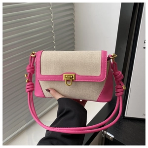 Détail du sac patchwork rose et beige avec boucle dorée et bandoulière nouée