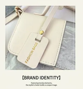 Détails du sac bandoulière tendance montrant le cuir beige et le patchwork argenté