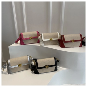 Détail de sacs en toile patchwork avec boucles métalliques en U et liserés en cuir