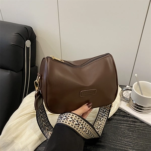 Women Retro PU Leather Crossbody Bag With Wide Geometric Strap Fashion Casual Shoulder Bag Zipper Closure