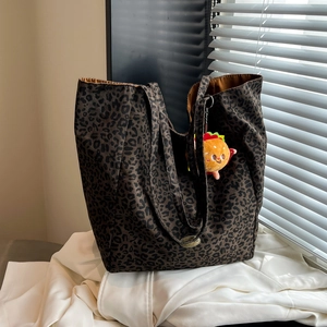 Borsa Tote in Tela con Stampa Leopardata Grande Capacità Borsa a Spalla Donna con Ciondolo Hamburger Peluche Cucita Casual Moda Viaggio