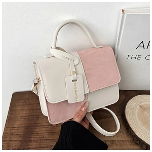 Détail du sac à main bicolore crème et rose avec étiquette Fashion Bags sur bois