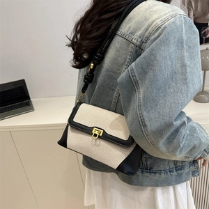 Sac sous le bras chic en toile et cuir avec boucle dorée et bandoulière tressée