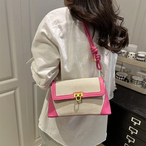 Sac bandoulière rose et beige en toile avec garniture en cuir et fermoir doré