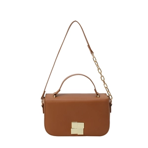 Sac bandoulière carré marron élégant avec fermoir doré et bandoulière chaîne sur fond blanc