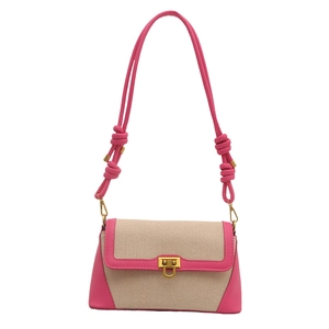 Sac bandoulière chic rose et beige avec bandoulière nouée et boucle dorée