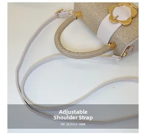 Détail montrant la texture tissée or champagne et la poignée ornée de cristaux du sac chic
