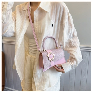 Borsa a mano rosa con chiusura a petalo in metallo e dettagli di trama a righe