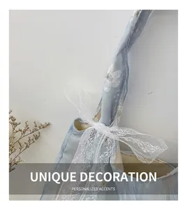 Dettaglio borsa in raso azzurro con fiocco in pizzo e ricamo floreale 3D elegante