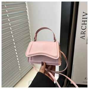 Mini borsa a mano rosa in pelle con fondo curvo e dettaglio della tracolla rimovibile
