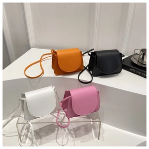 Gruppenanzeige von Mini-Umhängetaschen in Orange, Schwarz, Weiß und Rosa aus Kunstleder