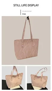 Dettaglio borsa tote rosa con trama a pieghe e rivetti dorati per un look alla moda