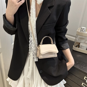 Mini borsa beige stile francese minimalista con patta curva e tracolla regolabile sottile