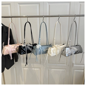 Détails de cinq sacs baguette en similicuir colorés avec nœuds décoratifs en dentelle