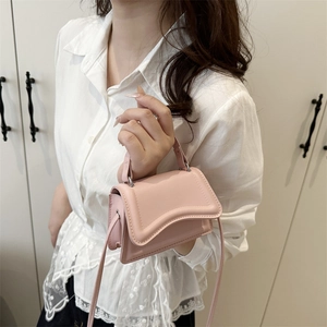 Mini borsa minimalista in pelle rosa chiaro con design a patta ondulata per la moda