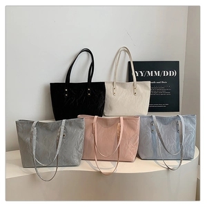 Dettagli di grandi borse shopper in vari colori con texture in pelle plissettata vintage