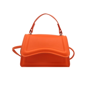Borsa a mano trapezoidale arancione brillante con patta ondulata e tracolla rimovibile