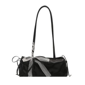Borsa a spalla nera minimalista con grande fiocco in pizzo bianco e dettaglio sulla tracolla