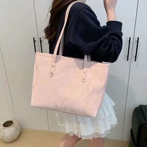 Grande borsa tote rosa a pieghe con finitura satinata e borchie dorate estate 2025