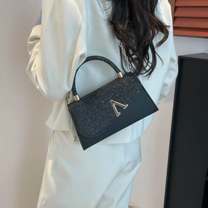 Pochette de soirée pailletée noire avec logo V doré et bandoulière pour mariages