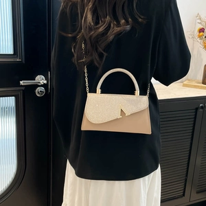 Petit sac carré pour femme avec rabat à paillettes argentées et boucle en A dorée