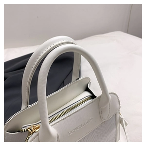 Dettaglio della borsa bianca con zip dorata e scritta Fashion & Bags in rilievo