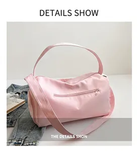 Détail du sac de sport rose imperméable avec fermeture éclair et large bandoulière réglable