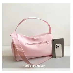 Détails du sac de fitness en nylon rose avec comparaison de taille par tablette