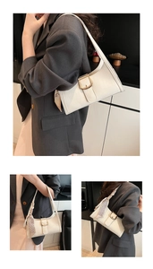 Détail du sac à bandoulière blanc motif crocodile avec foulard en soie et boucle dorée