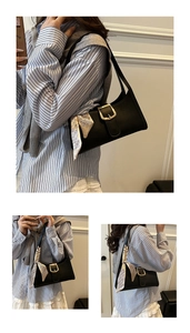 Détail du sac baguette noir gaufré crocodile avec boucle dorée et foulard en soie orné
