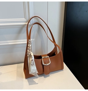 Sac baguette marron effet crocodile avec grande boucle argentée et foulard en soie décoratif