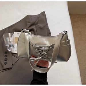 Détail du sac à épaule argenté Y2K avec laçage décoratif et fermeture à glissière