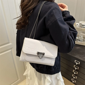 Sac bandoulière blanc en similicuir crocodile avec chaîne et fermoir triangulaire chic