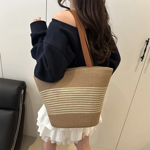 Klassische gestreifte Strohtasche in Beige und Braun, ideal als große Strandtasche für Damen