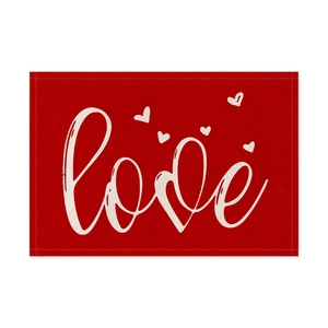 Rotes Tischset aus Leinen zum Valentinstag mit weißem LOVE-Schriftzug für die Tischdeko