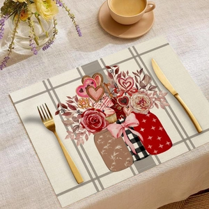 Nahaufnahme von Leinentischset mit Herzmuster, Goldbesteck und einer Kaffeetasse