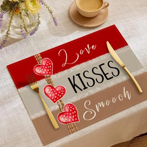 Detailansicht eines Leinentischsets mit Love-Schriftzug und roten Herzen Motiv