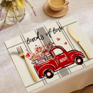 Detail der Tischmatte aus Leinen mit rotem Pickup-Truck und loads of love Druck