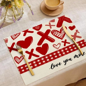 Valentinstag-Tischset aus Leinen mit roten Herzen und Love you more-Schriftzug