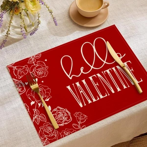 Detailaufnahme von rotem Platzset mit weißem Rosenmuster und hello VALENTINE Schriftzug