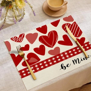 Detail der Tischmatte aus Leinen mit roten Herzen und 'Be Mine' für die Valentinstagsdeko