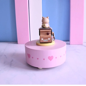 Carillon in legno rosa con camioncino dei gelati mobile e decorazioni a cuore